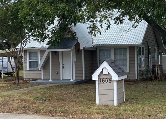 Property at 1609 Waco Ave, Brownwood, TX 76801, 2 beds, 1 bath