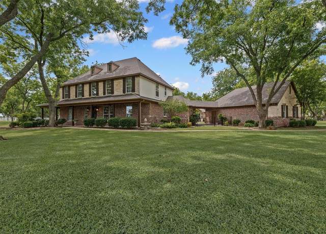 Property at 7401 Hampton Dr, Granbury, TX 76049, 4 beds, 3.5 baths