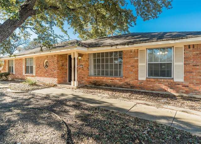 Property at 2309 King Richard Dr, Grand Prairie, TX 75050, 3 beds, 2 baths