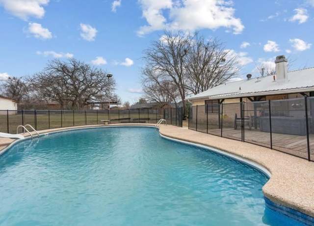 Property at 1601 E Bankhead Dr, Weatherford, TX 76086, 3 beds, 2 baths