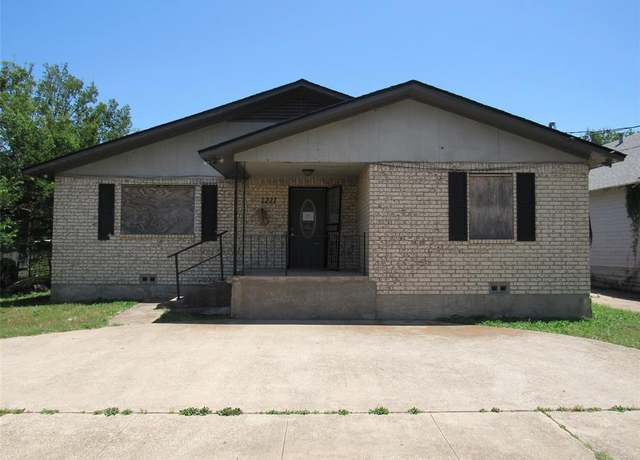 Property at 1221 Chestnut St, Waco, TX 76704, 4 beds, 2 baths
