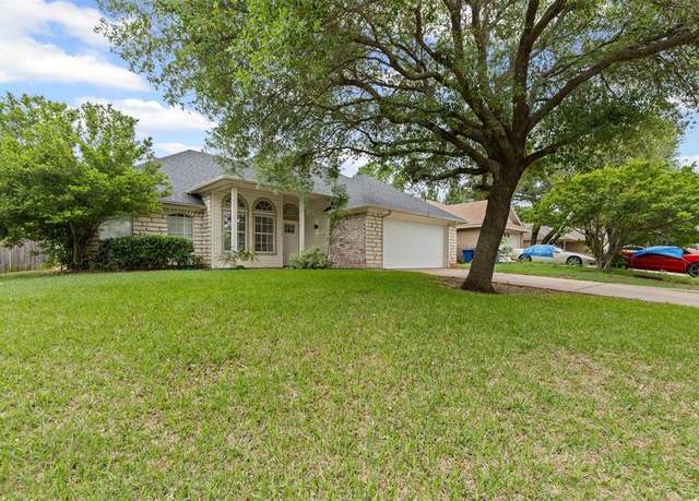 Property at 1515 Clover Ln, Granbury, TX 76048, 3 beds, 2 baths