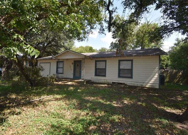 Property at 1215 Country Club Rd, Cleburne, TX 76033, 3 beds, 1 bath