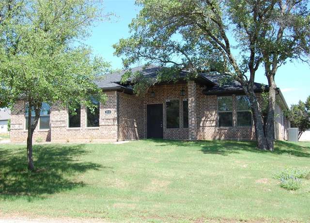 Property at 2510 Lakeridge Dr, Granbury, TX 76048, 3 beds, 2 baths