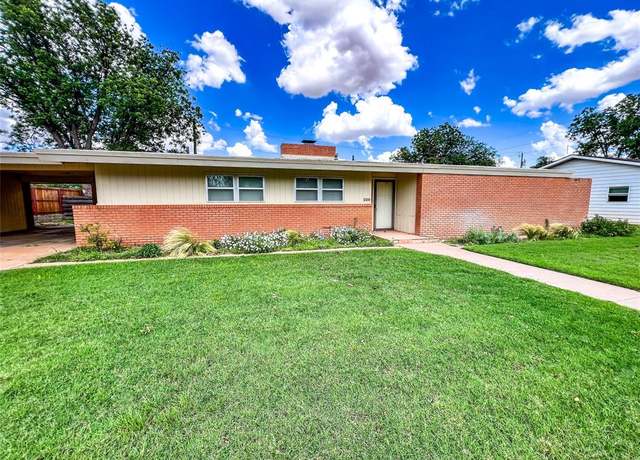 Property at 220 N 15th Ave, Munday, TX 76371, 3 beds, 2 baths