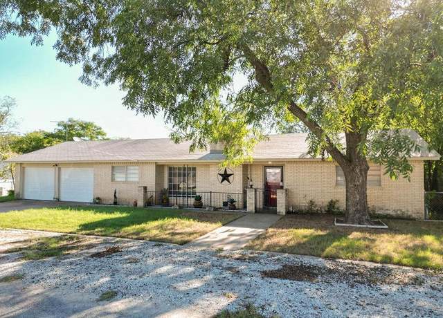 Property at 304 N Hall St, Comanche, TX 76442, 3 beds, 2 baths