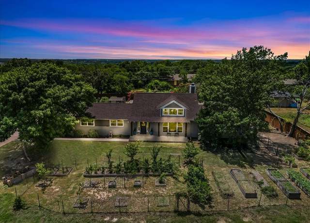 Property at 612 W Park Ave, Weatherford, TX 76086, 4 beds, 3 baths