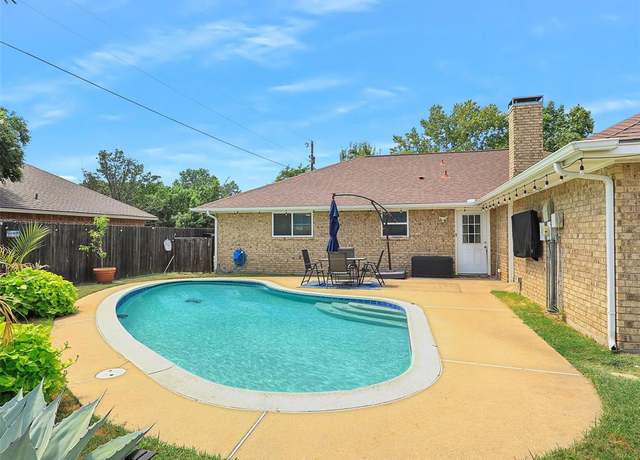 Property at 304 Johnston Blvd, Waxahachie, TX 75165, 3 beds, 2 baths