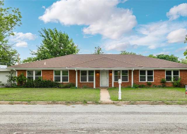 Property at 201 Palestine St, Coleman, TX 76834, 4 beds, 4.5 baths