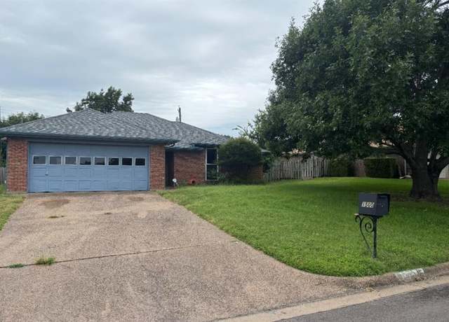 Property at 1500 Hyde Park Blvd, Cleburne, TX 76033, 3 beds, 2 baths