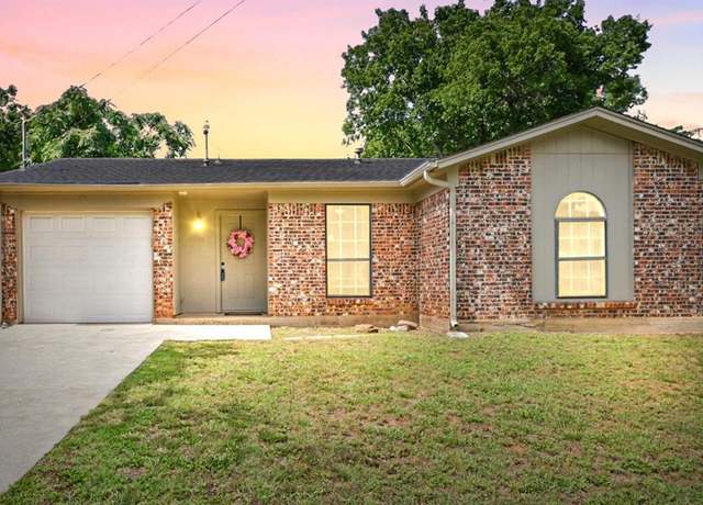 Property at 629 Chambers St, Denton, TX 76205, 3 beds, 1 bath