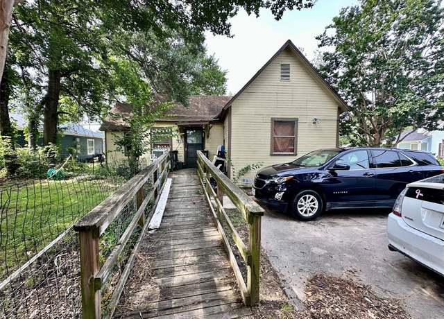 Property at 903 College St, Sulphur Springs, TX 75482, 3 beds, 1 bath