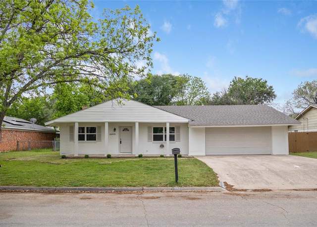 Property at 2209 9th St, Brownwood, TX 76801, 3 beds, 2 baths
