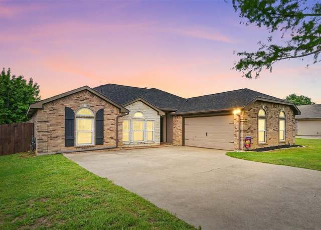 Property at 912 Glenngary Way, Denton, TX 76208, 3 beds, 2 baths