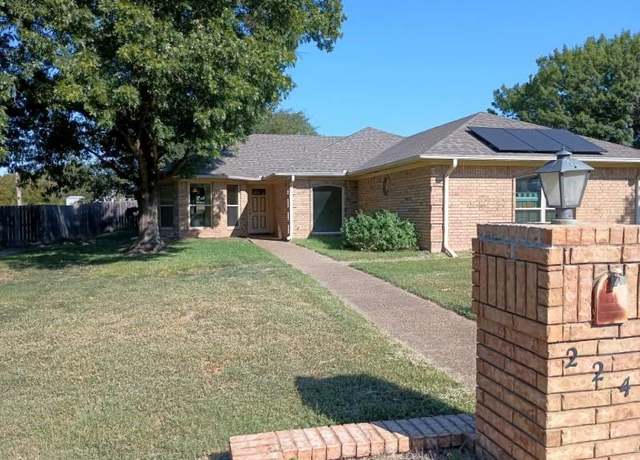 Property at 224 Crescent Dr, Hewitt, TX 76643, 3 beds, 2 baths