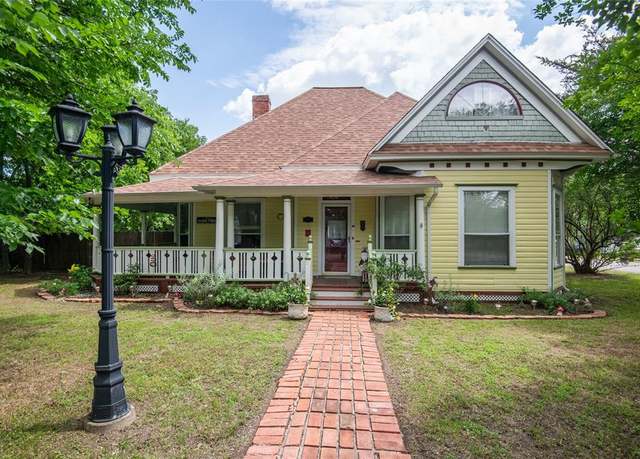 Property at 306 College St, Red Oak, TX 75154, 3 beds, 2.5 baths