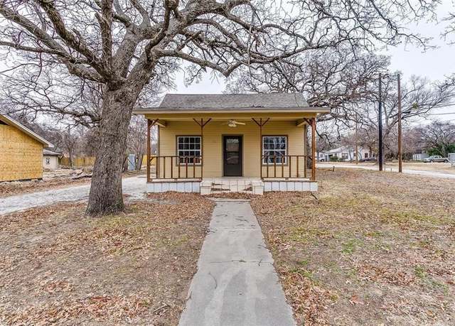 Property at 802 S Rusk St, Weatherford, TX 76086, 2 beds, 1 bath