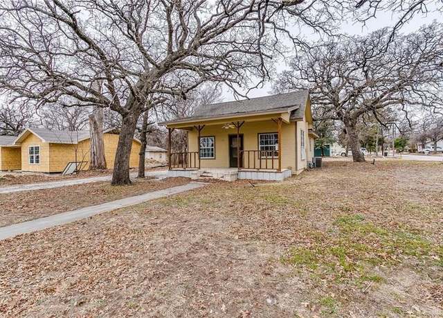Property at 802 S Rusk St, Weatherford, TX 76086, 2 beds, 1 bath