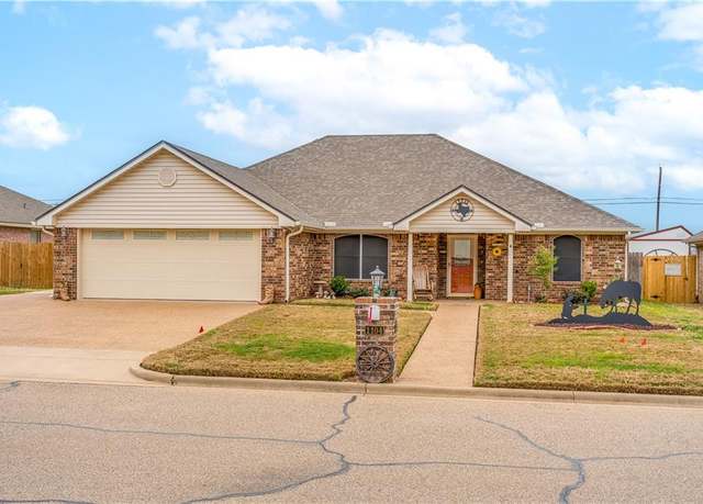 Property at 1104 Navajo Trl, Mcgregor, TX 76657, 3 beds, 2 baths