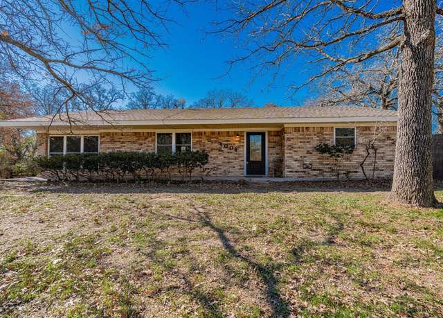 Property at 1004 E Wilbarger St, Bowie, TX 76230, 4 beds, 2 baths