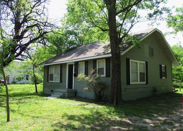 Property at 505 W 10th St, Bonham, TX 75418, 3 beds, 1 bath