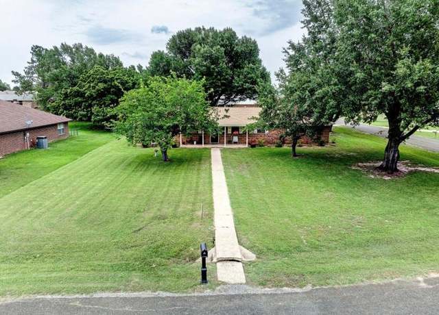 Property at 324 Peachtree St, Fairfield, TX 75840, 3 beds, 2 baths