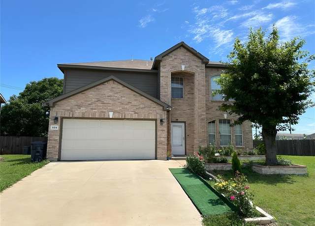 Property at 809 Pryor Dr, Arlington, TX 76001, 4 beds, 2.5 baths