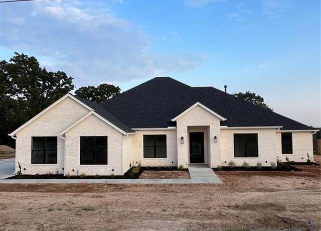 Property at 160 Hassler Dr, Stephenville, TX 76401, 4 beds, 3.5 baths