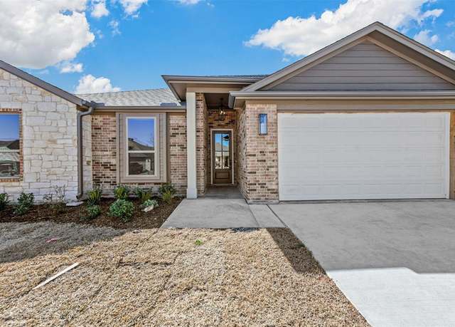 Property at 633 Mooney Dr, Saginaw, TX 76179, 4 beds, 2 baths