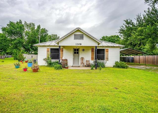 Property at 1308 N Anglin St, Cleburne, TX 76031, 3 beds, 1 bath