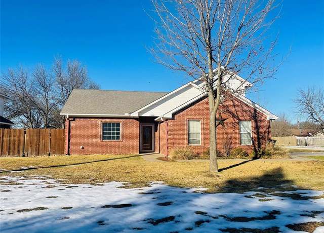 Property at 103 W 6th St, Lindsay, TX 76250, 3 beds, 2.5 baths