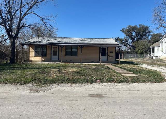 Property at 305 N Travis St, Comanche, TX 76442, 3 beds, 2 baths