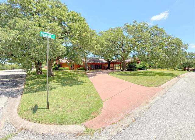 Property at 905 Bennett Dr, Bowie, TX 76230, 3 beds, 2.5 baths