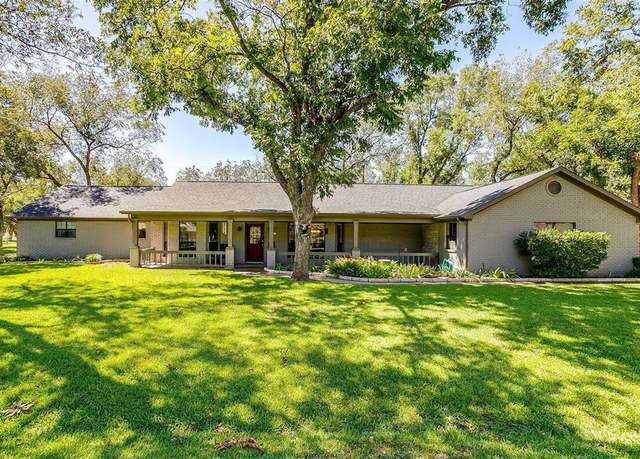 Property at 8621 Ravenswood Dr, Granbury, TX 76049, 4 beds, 3 baths