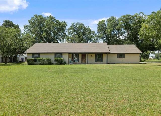 Property at 713 E Peel St, Pilot Point, TX 76258, 3 beds, 1.5 baths