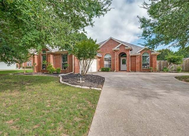 Property at 804 Lynhurst Ln, Denton, TX 76205, 3 beds, 2 baths