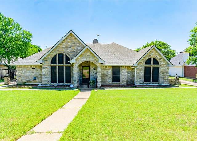 Property at 225 Alsbury Blvd, Burleson, TX 76028, 3 beds, 2.5 baths