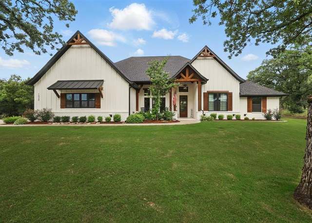 Property at 1020 Sky Rd, Weatherford, TX 76087, 4 beds, 2.5 baths