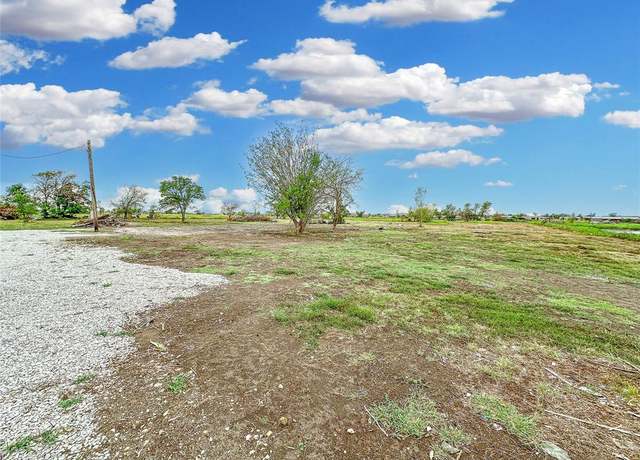 Property at 402 Sunflower Dr, Valley View, TX 76272