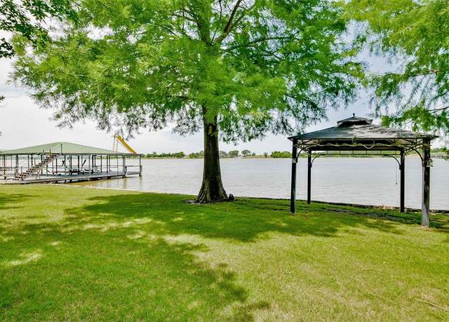 Property at 2318 Weatherford Hwy, Granbury, TX 76048, 4 beds, 3.5 baths