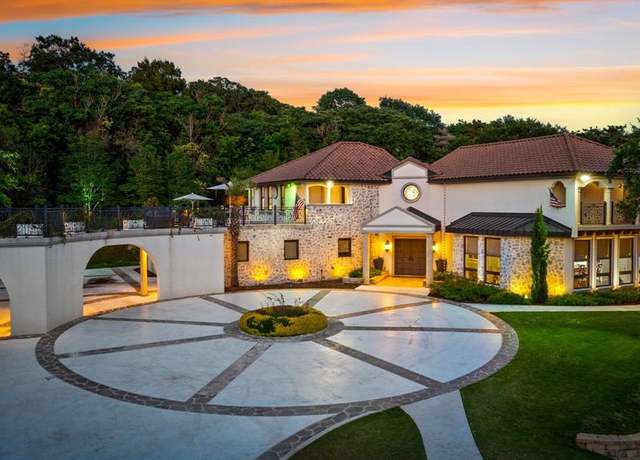 Property at 2121 Ridgewood Dr, Waco, TX 76710, 4 beds, 5.5 baths