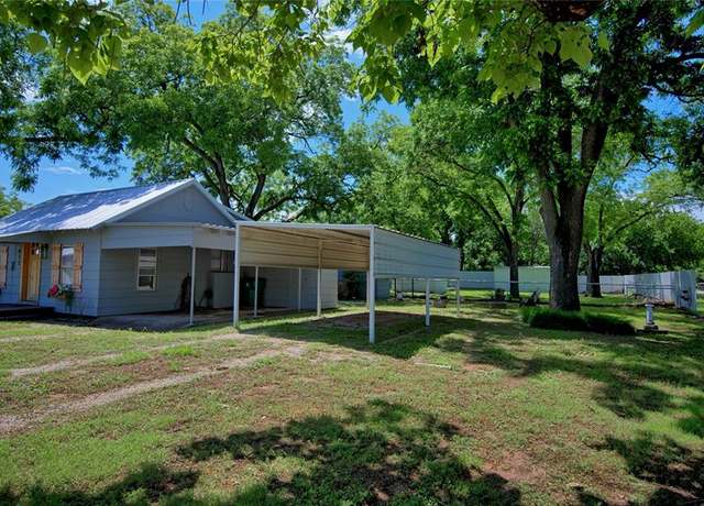 Property at 411 W Pine St, Nocona, TX 76255, 2 beds, 1 bath