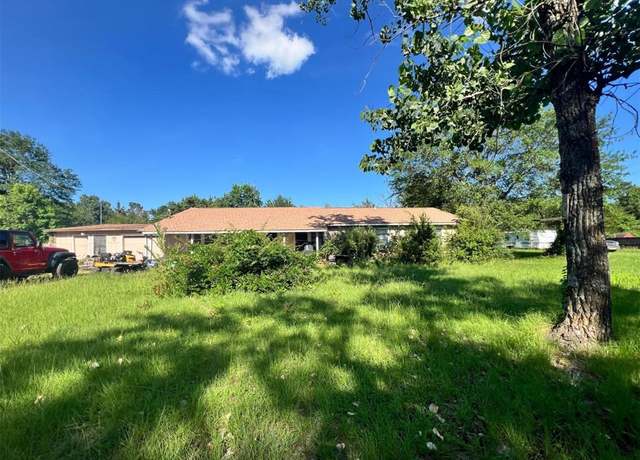 Property at 740 Ash St, Blossom, TX 75416, 5 beds, 2 baths