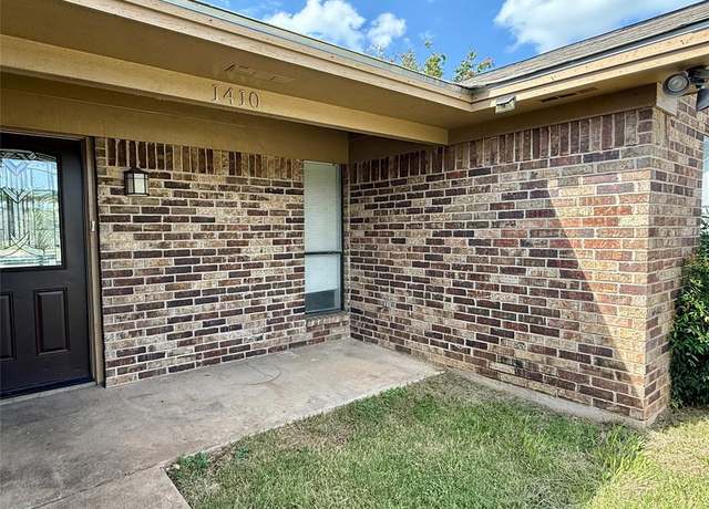 Property at 1410 W Torrey St, Granbury, TX 76048, 4 beds, 2 baths