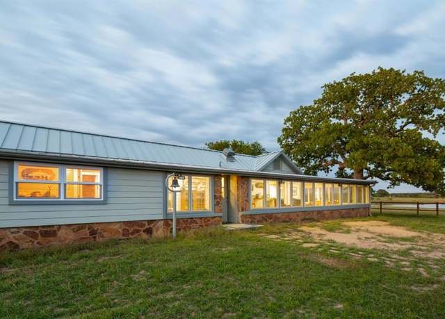 Property at 104 Long View Dr, Mineral Wells, TX 76067, 3 beds, 1.5 baths