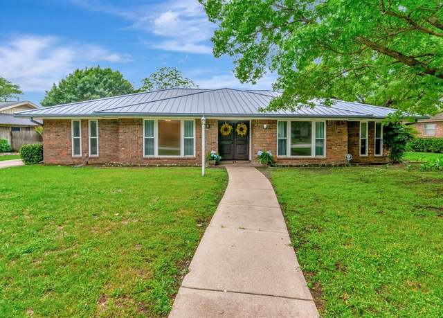 Property at 1806 Elm Crest Dr, Arlington, TX 76012, 4 beds, 2.5 baths