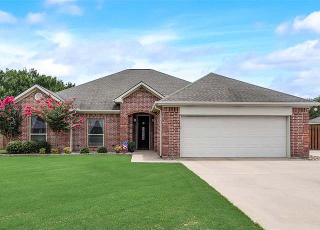 Property at 122 2nd St, Lindsay, TX 76250, 3 beds, 2 baths