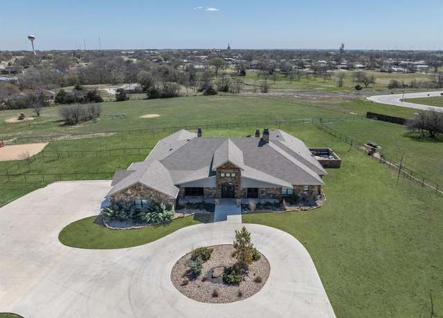 Property at 840 N Ash St, Muenster, TX 76252, 6 beds, 4.5 baths