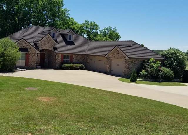 Property at 1621 Rockview Dr, Granbury, TX 76049, 3 beds, 2 baths