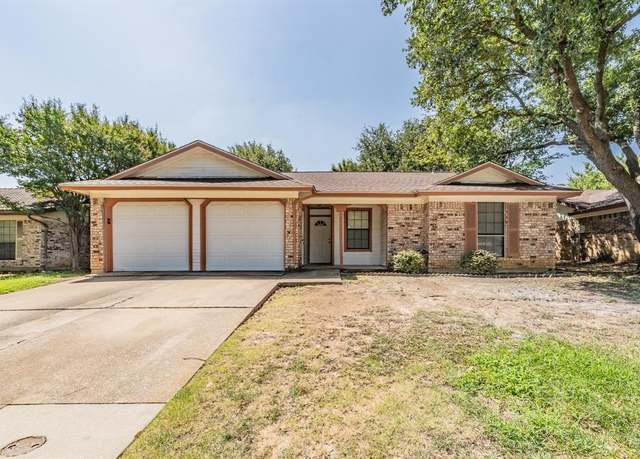 Property at 214 Kalmia Dr, Arlington, TX 76018, 3 beds, 2 baths